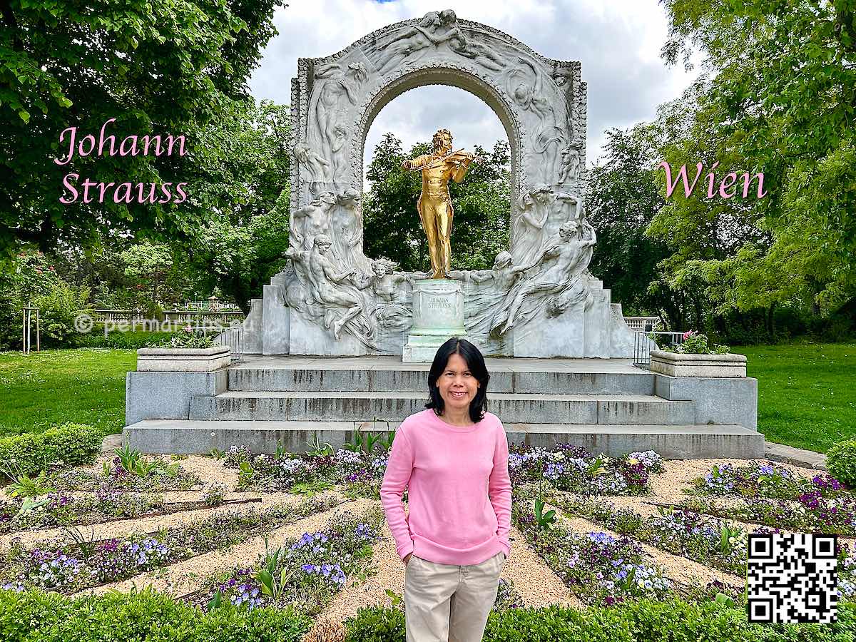 Austria Vienna Stadtpark women in front of golden statue Johann Strauss Wien