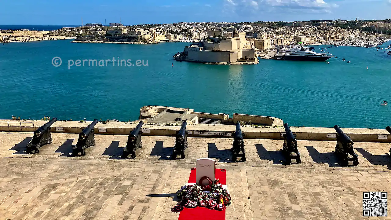 Malta: Valletta Saluting Battery video 16 sek. Time gun firing at 12.00 and 16.00. Free to watch from Upper Barrakka.