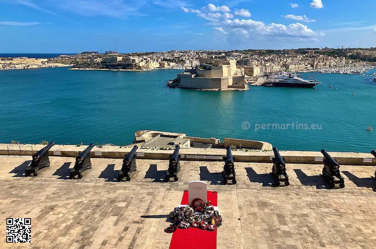 Valletta Saluting Battery video 16 sek. Time gun firing at 12.00 and 16.00. Free to watch from Upper Barrakka