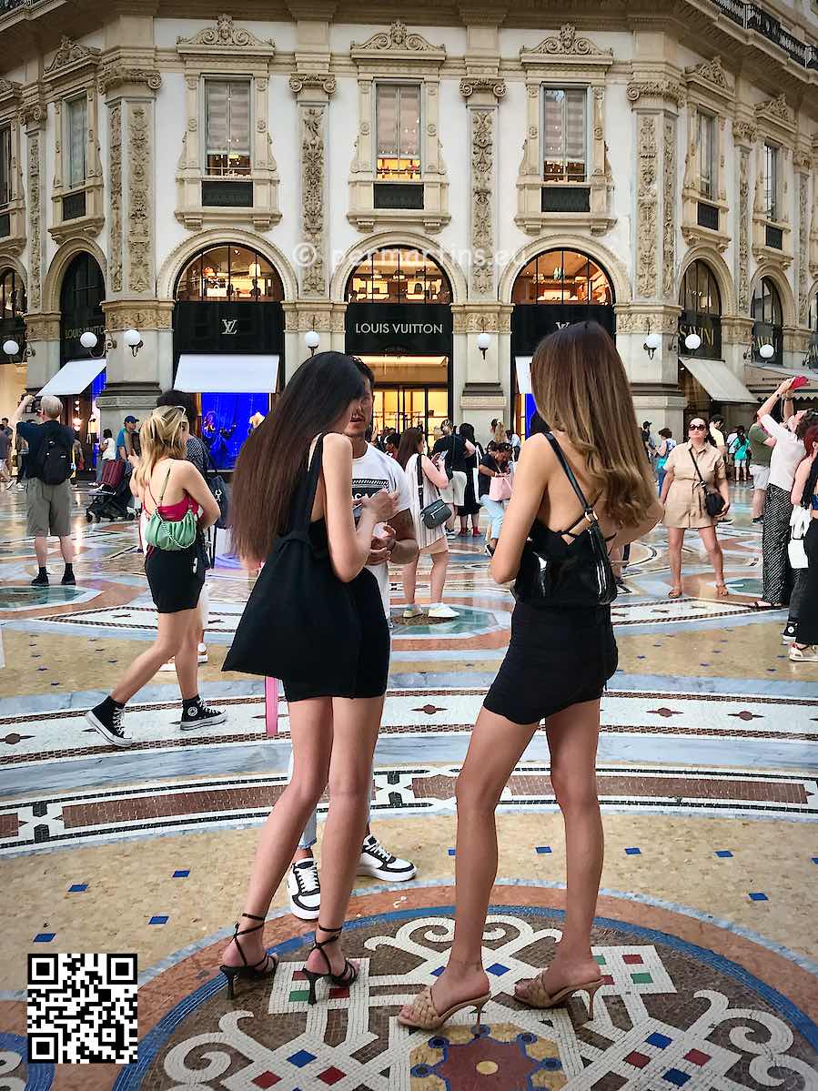 Italy Italia Milan Milano Galleria Vittorio Emanuele 2 models